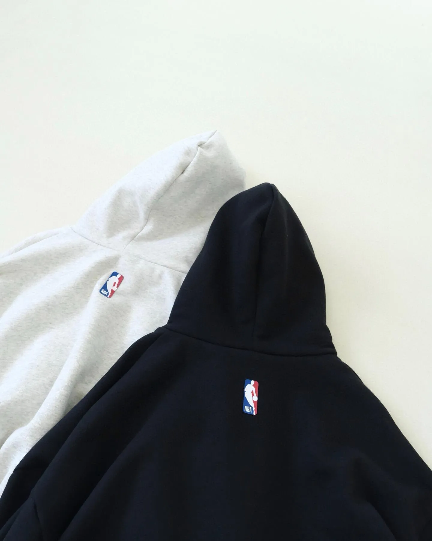 (Pants) ESSENTIALS co-branded NBA All-Star velvet straight-leg trousers for men and women. Same Style: If you are a person who pursues trends and loves basketball culture, then this FEAR OF GOD FOG multi-line ESSENTIALS co-branded NBA All-Star velvet straight-leg trousers is definitely your best choice. It is not only a pair of pants, but also an attitude, an expression of love for basketball, and a pursuit of trendy life. The shape of these trousers is unparalleled. The straight cut is neat and elegant. It doesn't matter your figure. No matter you are tall, slender or strong and stylish, you can easily control it. Put it on, and you will instantly have straight and long legs, and an aura of 2.8 meters. From the streets of bustling cities to the hormonal sidelines of basketball courts, it is a fashionable tool for you to express your personality. In the choice of fabrics, the brand's consistent high quality is continued. The design with velvet lining can protect you from the cold wind in spring and autumn. It seems to have a warm barrier that isolates the cold from the outside, allowing you to enjoy the trend while keeping your body warm and comfortable. The outer material is crisp and stylish, not easily deformed, and can still maintain good texture after repeated wear and washing. It is a trendy item that can withstand the test of time. Meteorite black, light fog gray: S M L
